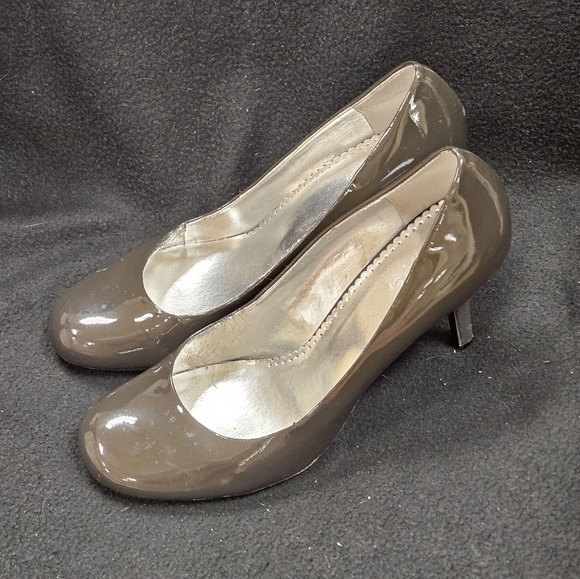 BCBG Paris heels in brown - Picture 1 of 6